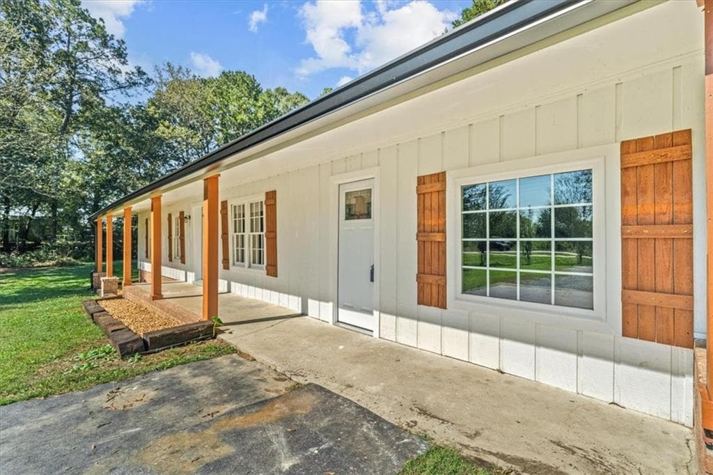 4 bedroom, 2 bathroom, 1,838 sq ft single family residence under contract at 3552 Dews Pond Road, Calhoun, GA 30701 — photo 2