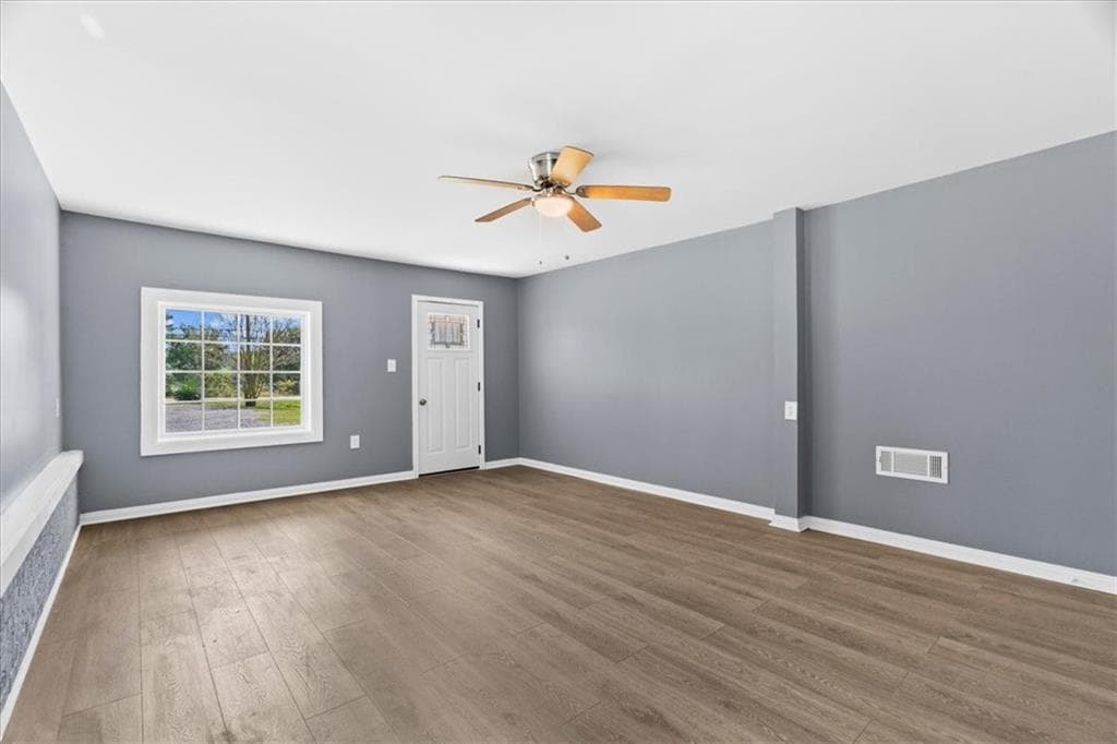 4 bedroom, 2 bathroom, 1,838 sq ft single family residence under contract at 3552 Dews Pond Road, Calhoun, GA 30701 — photo 5