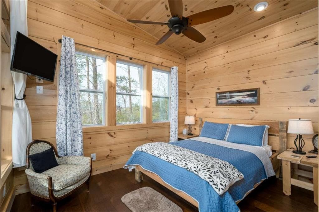 2 bedroom, 1,126 sq ft single family residence for sale at 21 Riverview Circle, Blue Ridge, GA 30513 — photo 2