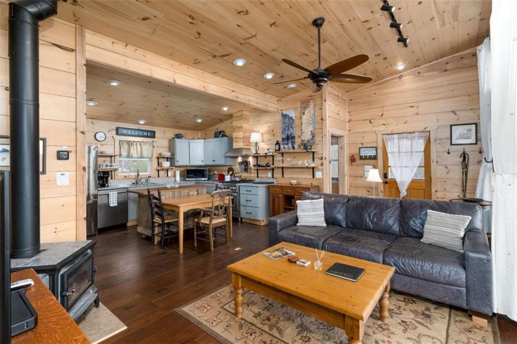 2 bedroom, 1,126 sq ft single family residence for sale at 21 Riverview Circle, Blue Ridge, GA 30513 — photo 10