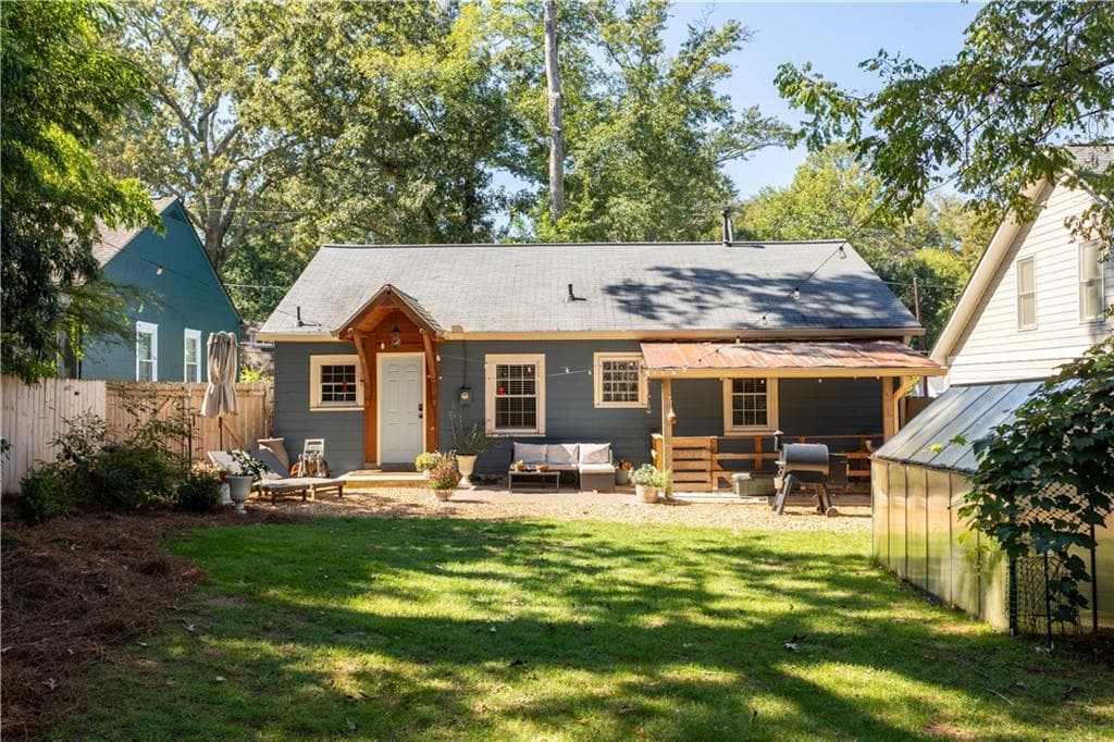 2 bedroom, 1 bathroom, 1,079 sq ft single family residence under contract at 251 Sisson Avenue, Atlanta, GA 30317 — photo 2