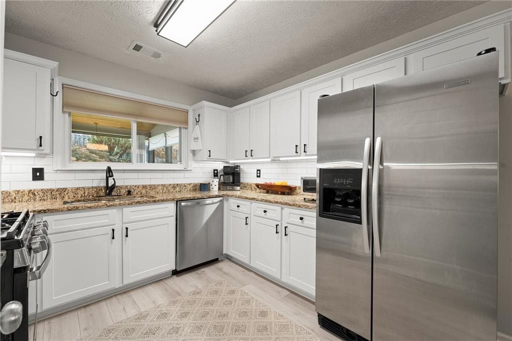 3 bedroom, 3 bathroom, 1,563 sq ft single family residence under contract at 13085 Crabapple Lake Drive, Roswell, GA 30076 — photo 2