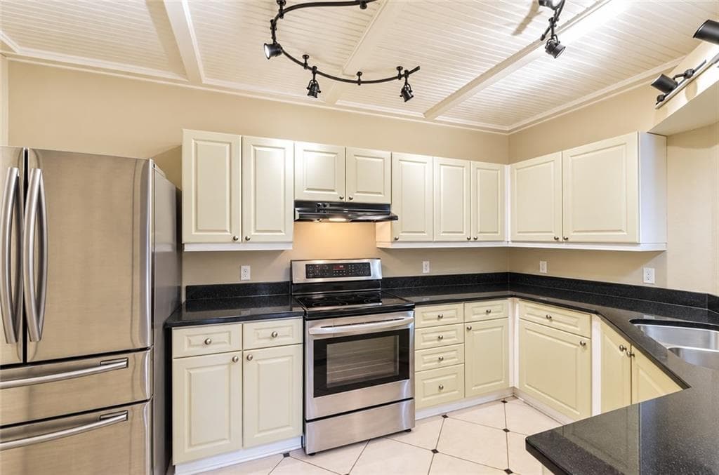 1 bedroom, 1 bathroom, 998 sq ft condominium for rent at 3334 Peachtree Road 313, Atlanta, GA 30326 for $1,950 a month — photo 10