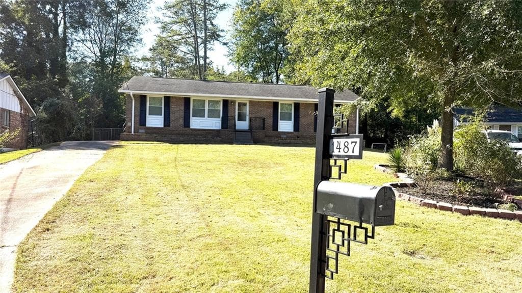 3 bedroom, 2 bathroom, 1,350 sq ft single family residence for sale at 1487 Colony East Circle, Stone Mountain, GA 30083 — photo 3