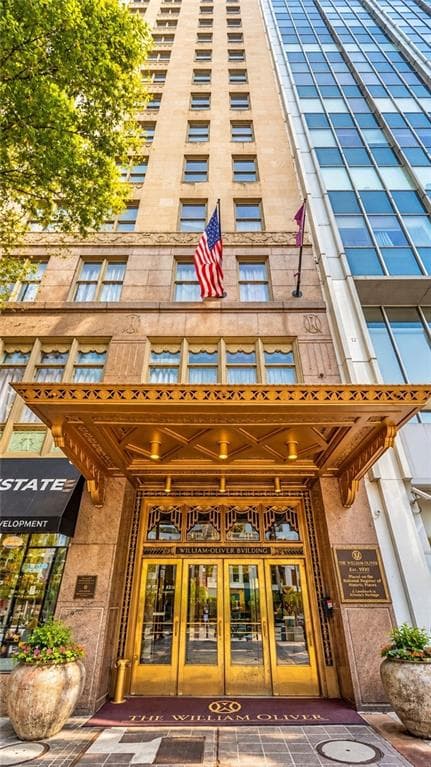 1 bedroom, 1 bathroom, 586 sq ft condominium for sale at 32 Peachtree Street, Atlanta, GA 30303 — photo 1 of 20