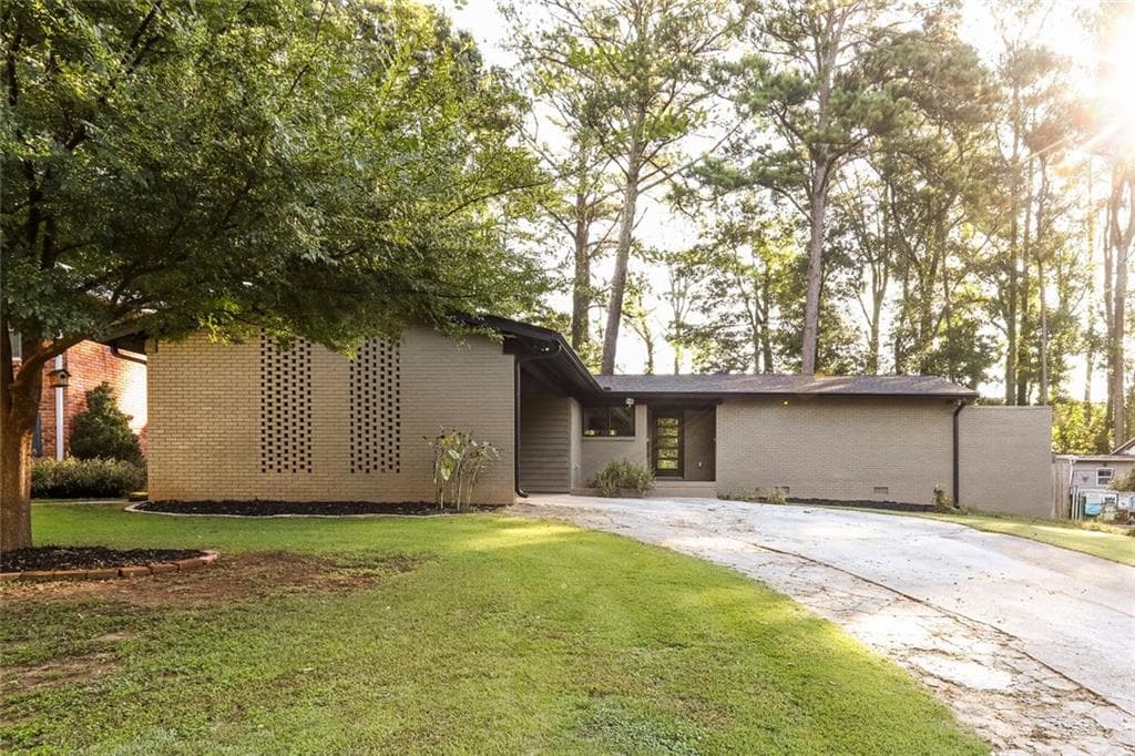 3 bedroom, 2 bathroom, 1,466 sq ft single family residence for sale at 1389 Sanden Ferry Drive, Decatur, GA 30033 — photo 1 of 31