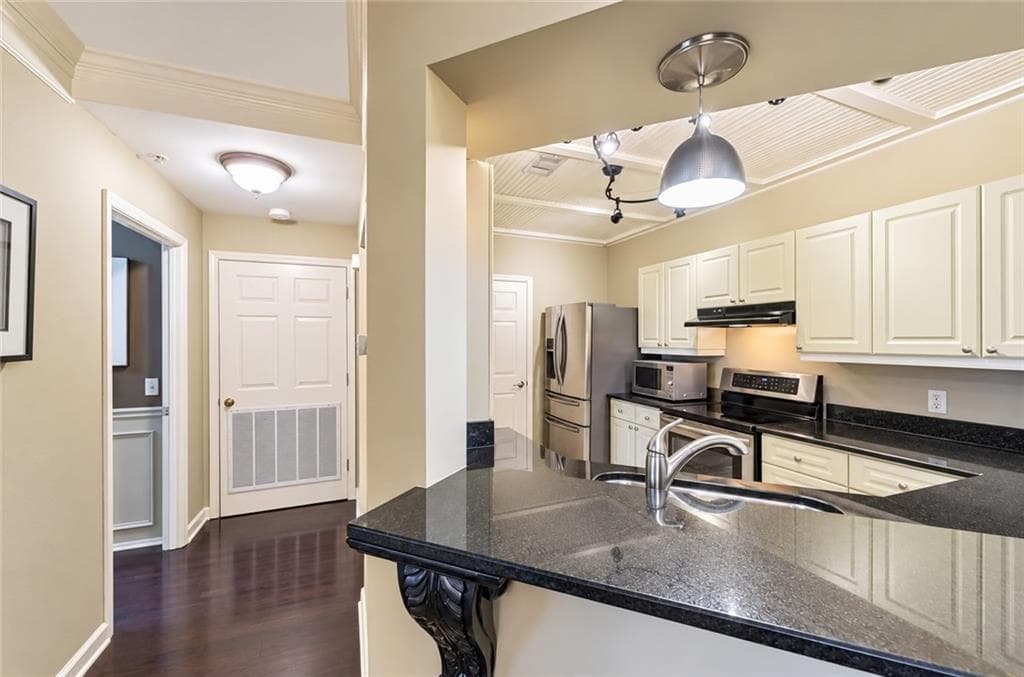 1 bedroom, 1 bathroom, 998 sq ft condominium for rent at 3334 Peachtree Road 313, Atlanta, GA 30326 for $1,950 a month — photo 9
