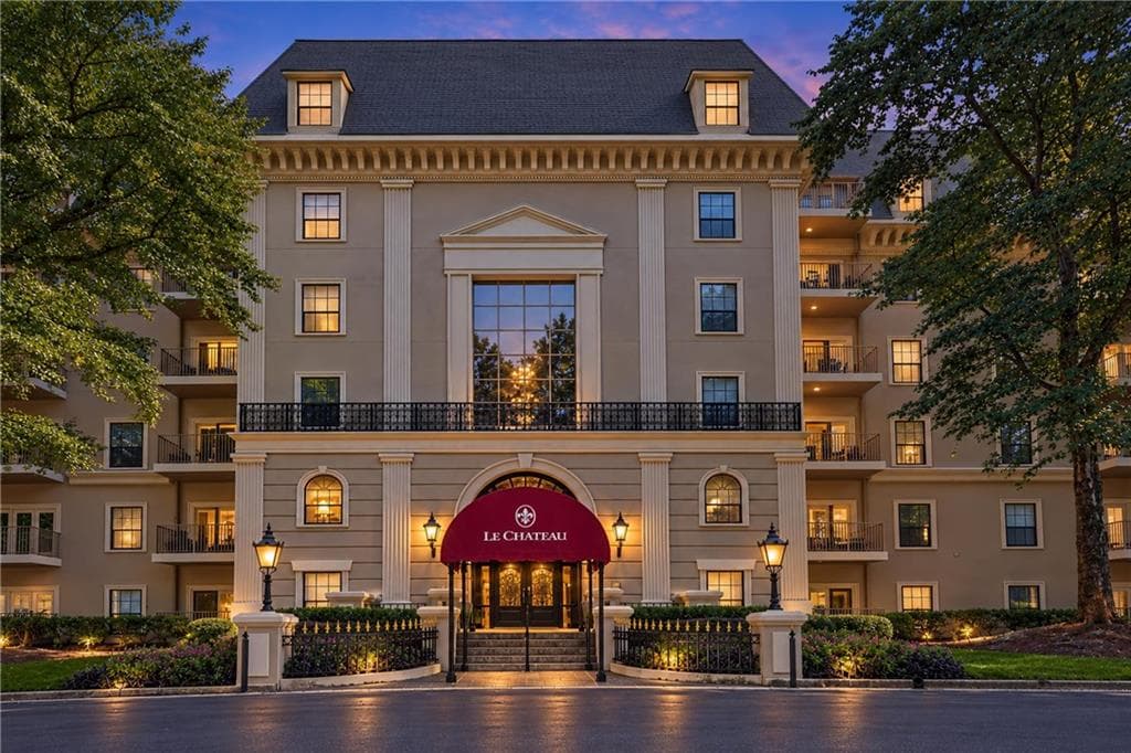 1 bedroom, 1 bathroom, 1,080 sq ft condominium for sale at 2865 Lenox Road 211, Atlanta, GA 30324 — photo 1 of 40