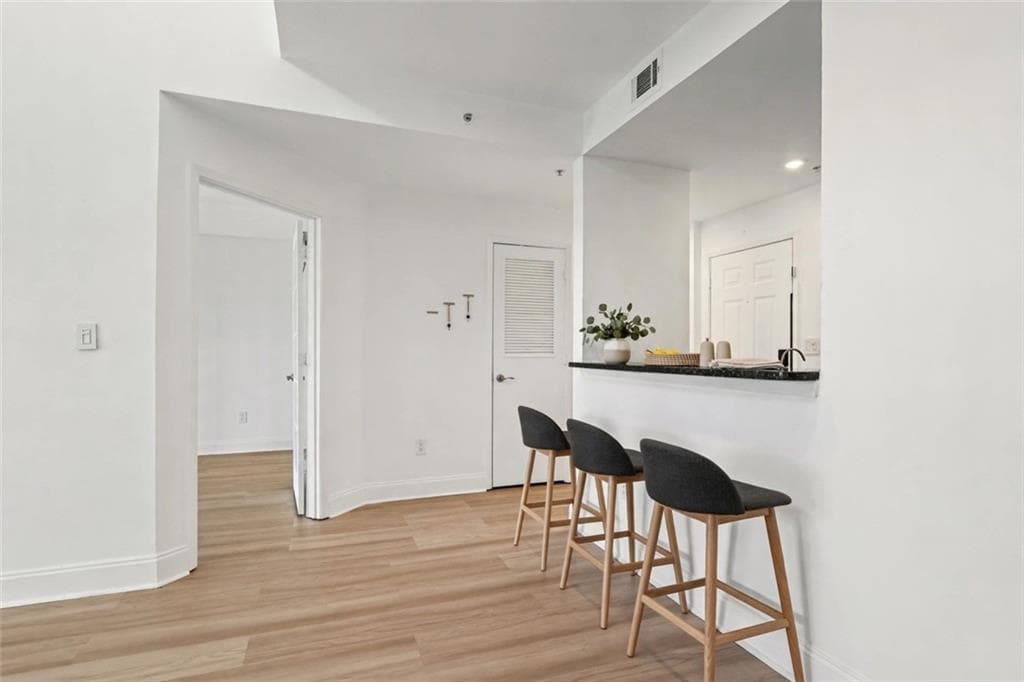 2 bedroom, 2 bathroom, 1,000 sq ft condominium for sale at 1075 NE Peachtree Walk A517, Atlanta, GA 30309 — photo 3