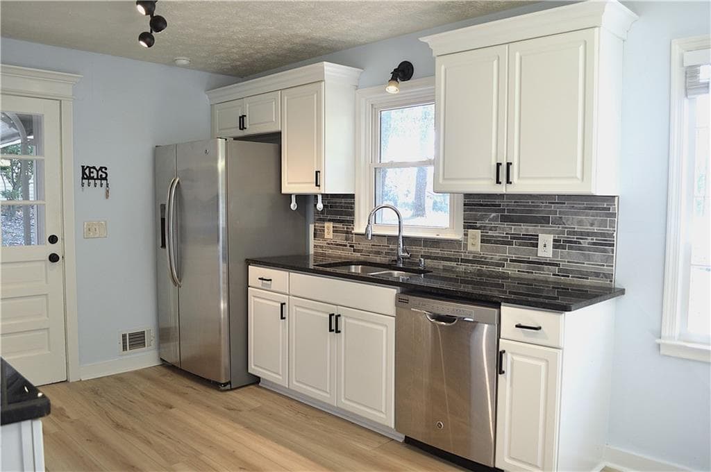 3 bedroom, 2 bathroom, 2,318 sq ft single family residence for sale at 390 Tidwell Circle, Alpharetta, GA 30004 — photo 3