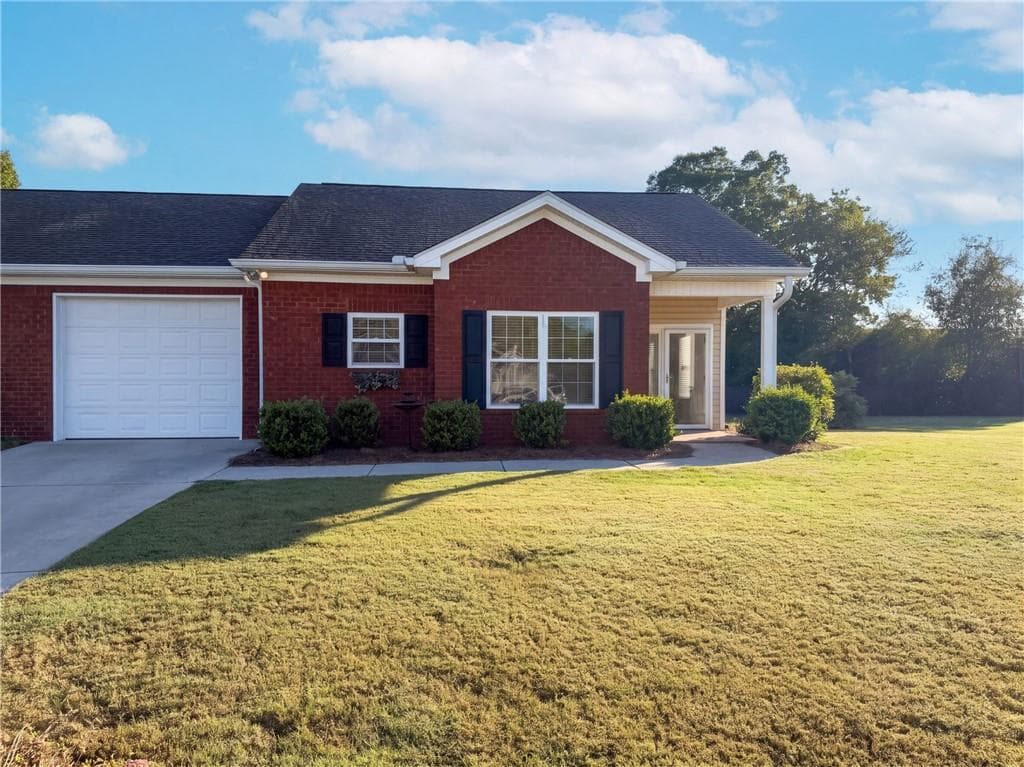 2 bedroom, 2 bathroom, 1,390 sq ft single family residence for sale at 152 Jabrok Circle, Macon, GA 31216 — photo 1 of 21