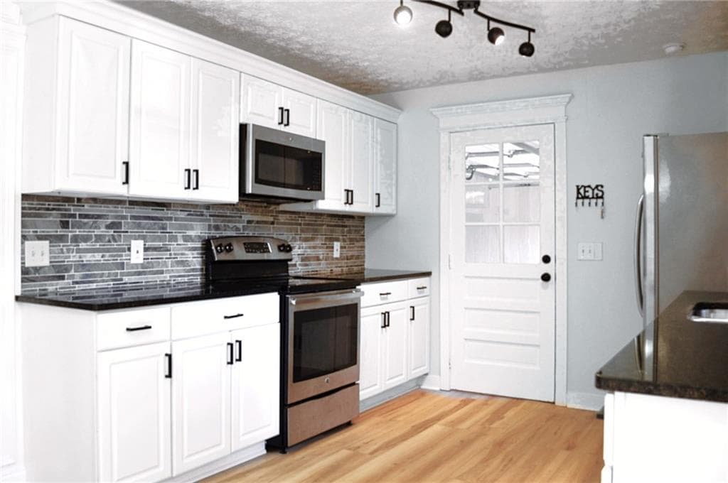 3 bedroom, 2 bathroom, 2,318 sq ft single family residence for sale at 390 Tidwell Circle, Alpharetta, GA 30004 — photo 2