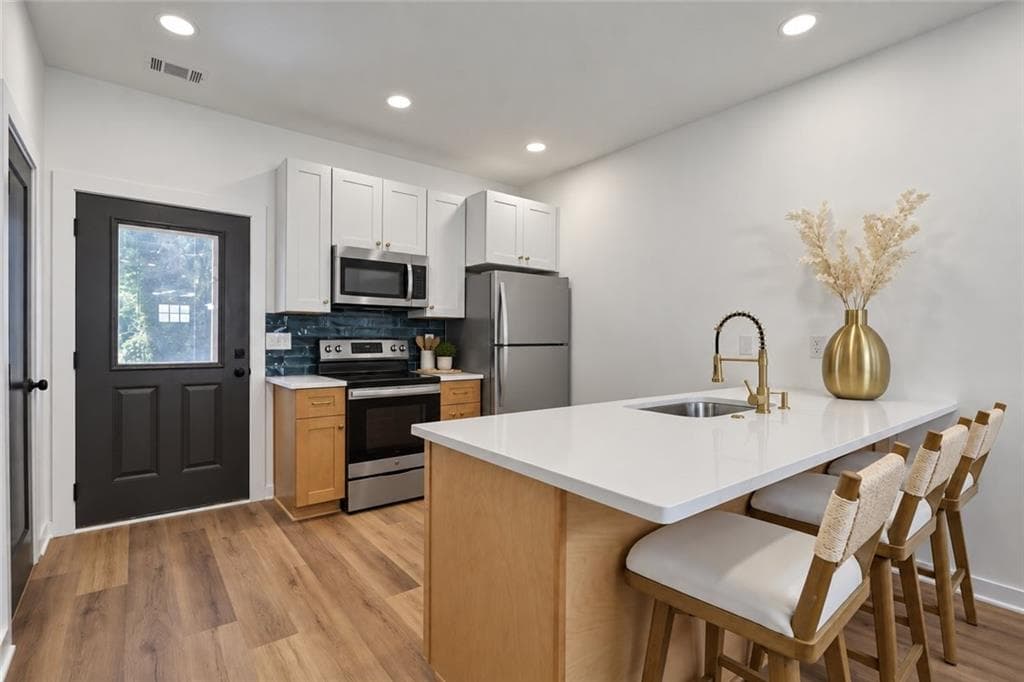 2 bedroom, 2 bathroom, 1,092 sq ft townhouse for sale at 2010 Ruth Street B, Atlanta, GA 30318 — photo 6
