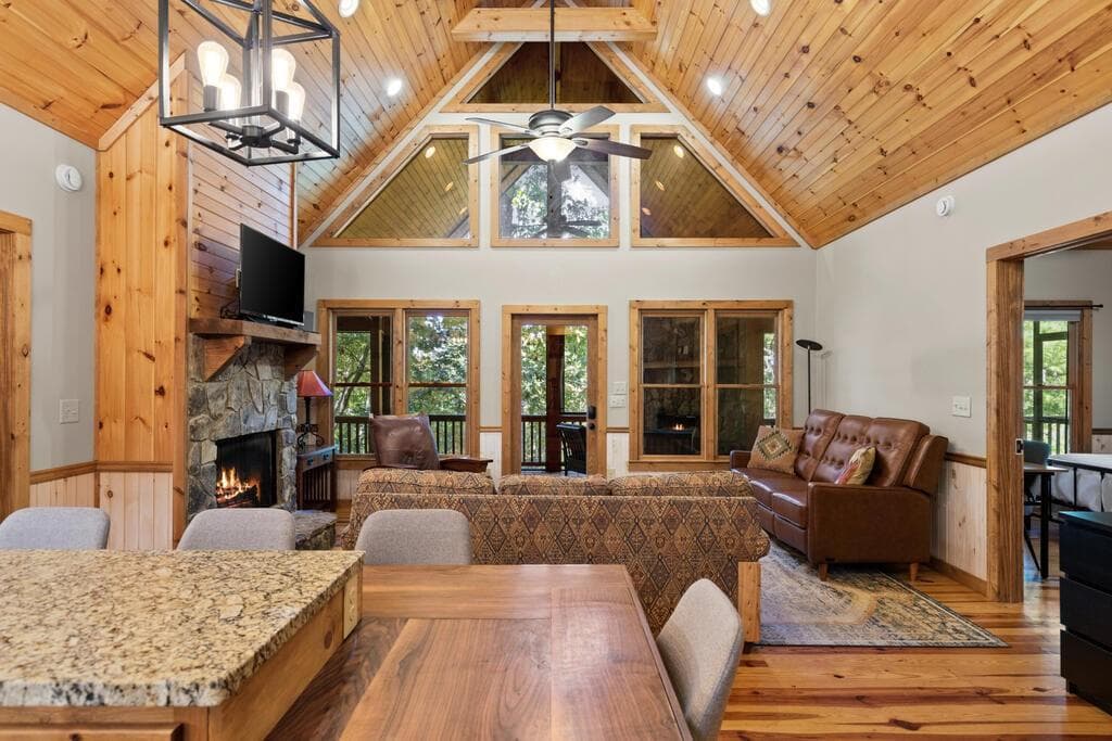 4 bedroom, 3 bathroom, 2,288 sq ft single family residence for sale at 82 Queens Lane, Blue Ridge, GA 30513 — photo 3
