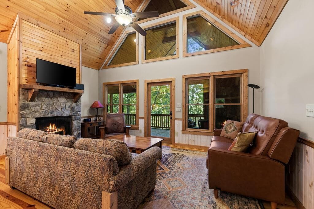 4 bedroom, 3 bathroom, 2,288 sq ft single family residence for sale at 82 Queens Lane, Blue Ridge, GA 30513 — photo 4