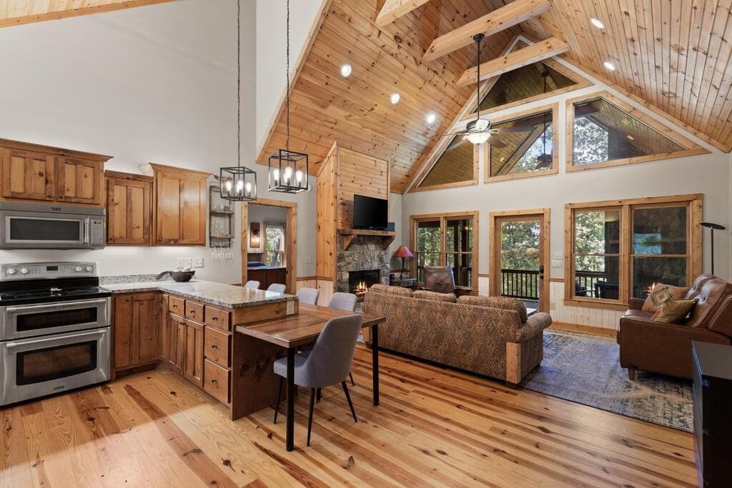 4 bedroom, 3 bathroom, 2,288 sq ft single family residence for sale at 82 Queens Lane, Blue Ridge, GA 30513 — photo 5