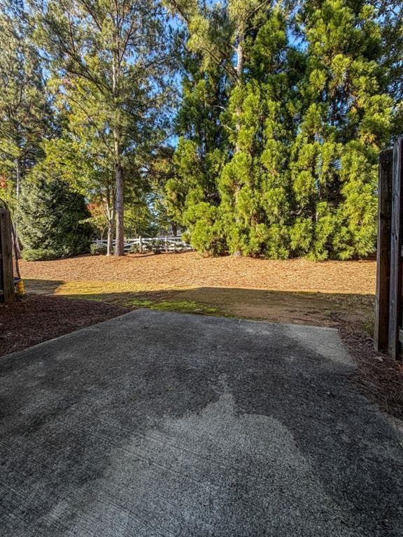 3 bedroom, 3 bathroom, 1,702 sq ft townhouse for sale at 2077 Lakeshore Overlook Drive, Kennesaw, GA 30152 — photo 2