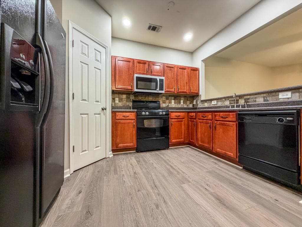 3 bedroom, 3 bathroom, 1,702 sq ft townhouse for sale at 2077 Lakeshore Overlook Drive, Kennesaw, GA 30152 — photo 9