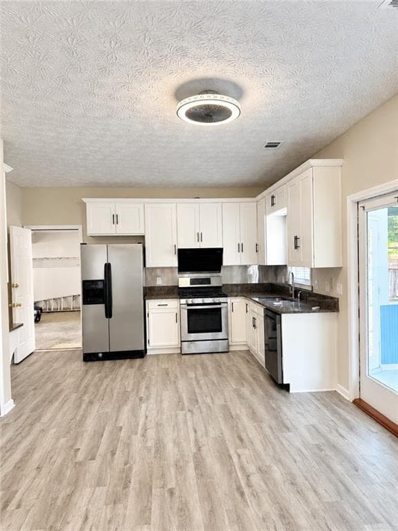 4 bedroom, 3 bathroom, 2,234 sq ft single family residence for sale at 3140 Abbotts Pointe Drive, Duluth, GA 30097 — photo 4