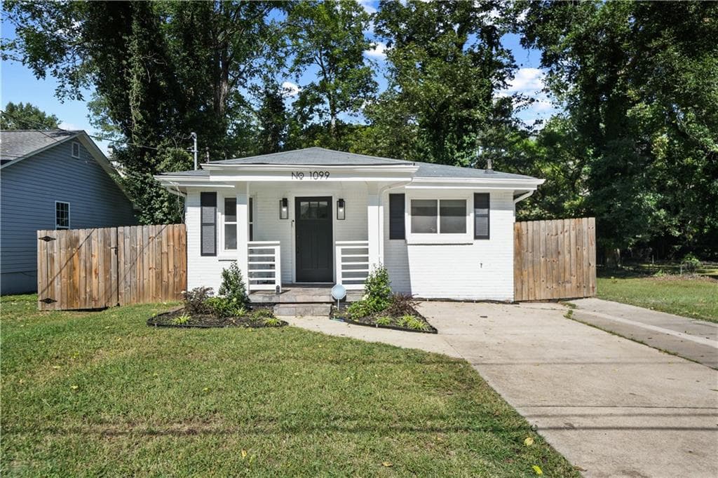 3 bedroom, 2 bathroom, 1,050 sq ft single family residence for sale at 1099 Harwell Street, Atlanta, GA 30314 — photo 1 of 36