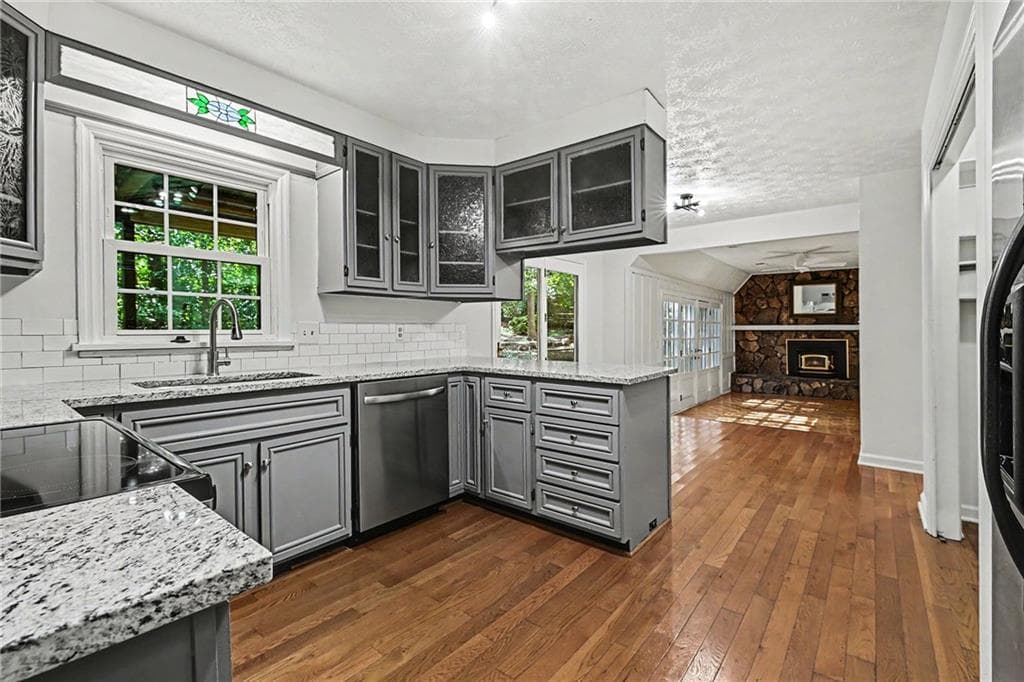 4 bedroom, 3 bathroom, 1,892 sq ft single family residence for sale at 201 Hunting Creek Drive, Marietta, GA 30068 — photo 2