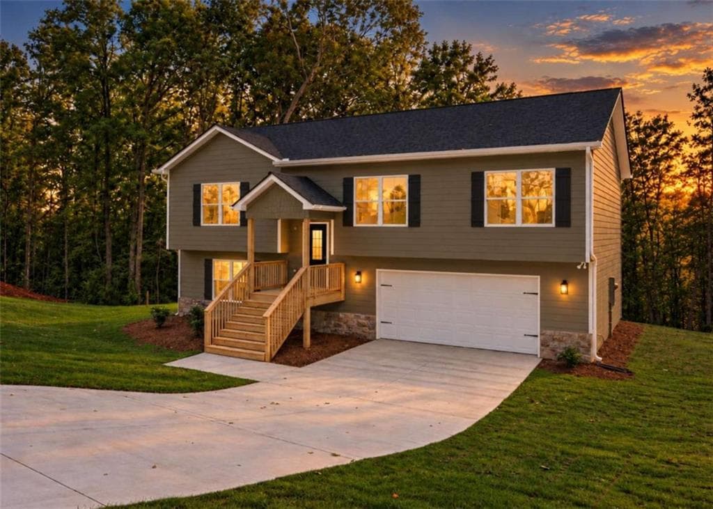 3 bedroom, 3 bathroom, 2,074 sq ft single family residence for sale at 284 Stonington Drive, Mount Airy, GA 30563 — photo 1 of 29