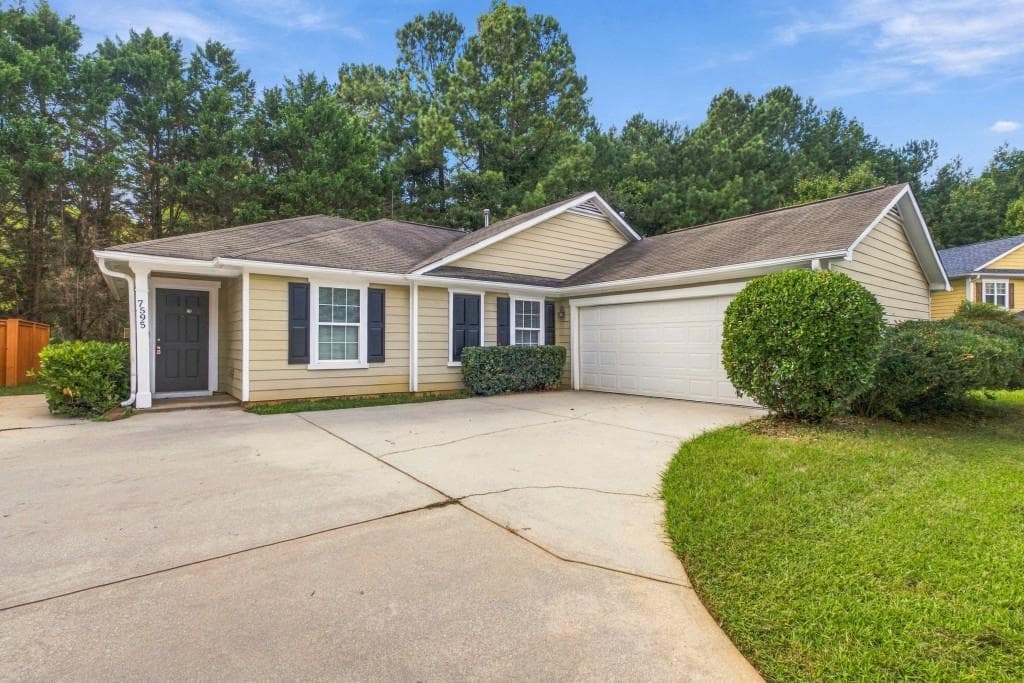 3 bedroom, 2 bathroom, 1,500 sq ft single family residence for sale at 7595 Waverly Loop, South Fulton, GA 30213 — photo 1 of 28