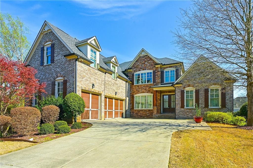 5 bedroom, 5 bathroom, 5,084 sq ft single family residence for rent at 10300 Meadow Crest Lane, Johns Creek, GA 30022 for $5,900 a month — photo 2