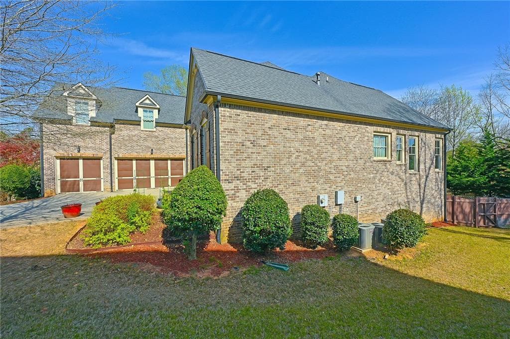 5 bedroom, 5 bathroom, 5,084 sq ft single family residence for rent at 10300 Meadow Crest Lane, Johns Creek, GA 30022 for $5,900 a month — photo 3