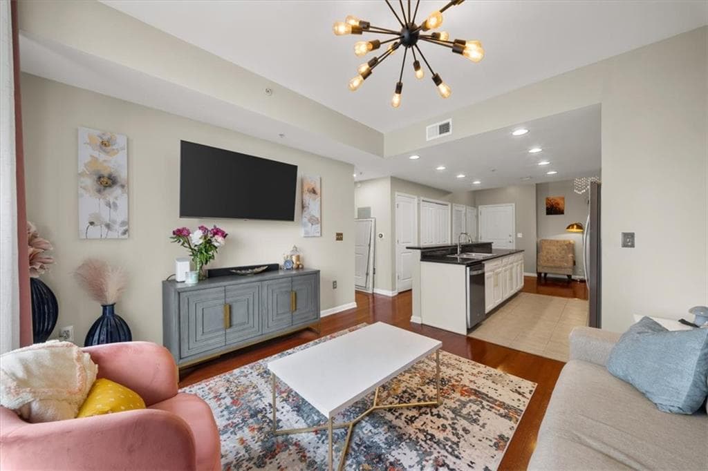 1 bedroom, 1 bathroom, 770 sq ft condominium for sale at 3040 Peachtree Road 702, Atlanta, GA 30305 — photo 2