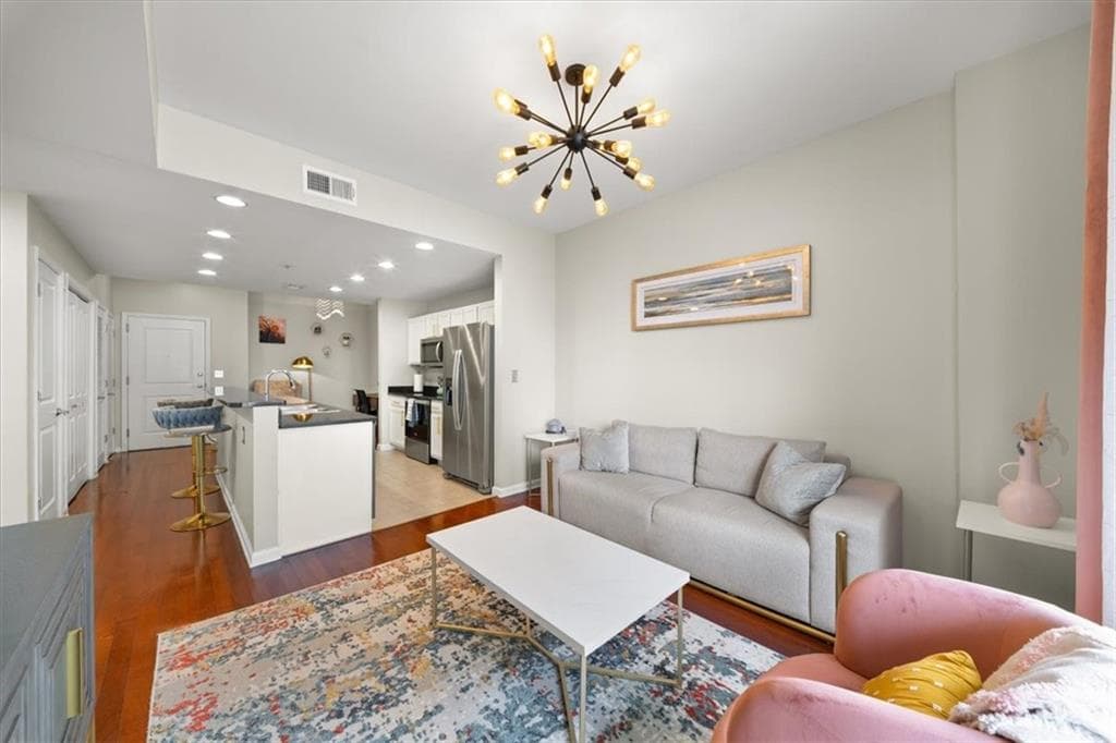 1 bedroom, 1 bathroom, 770 sq ft condominium for sale at 3040 Peachtree Road 702, Atlanta, GA 30305 — photo 3