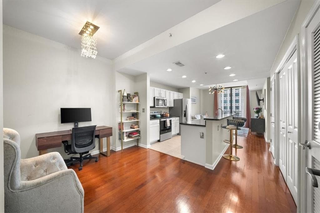 1 bedroom, 1 bathroom, 770 sq ft condominium for sale at 3040 Peachtree Road 702, Atlanta, GA 30305 — photo 10