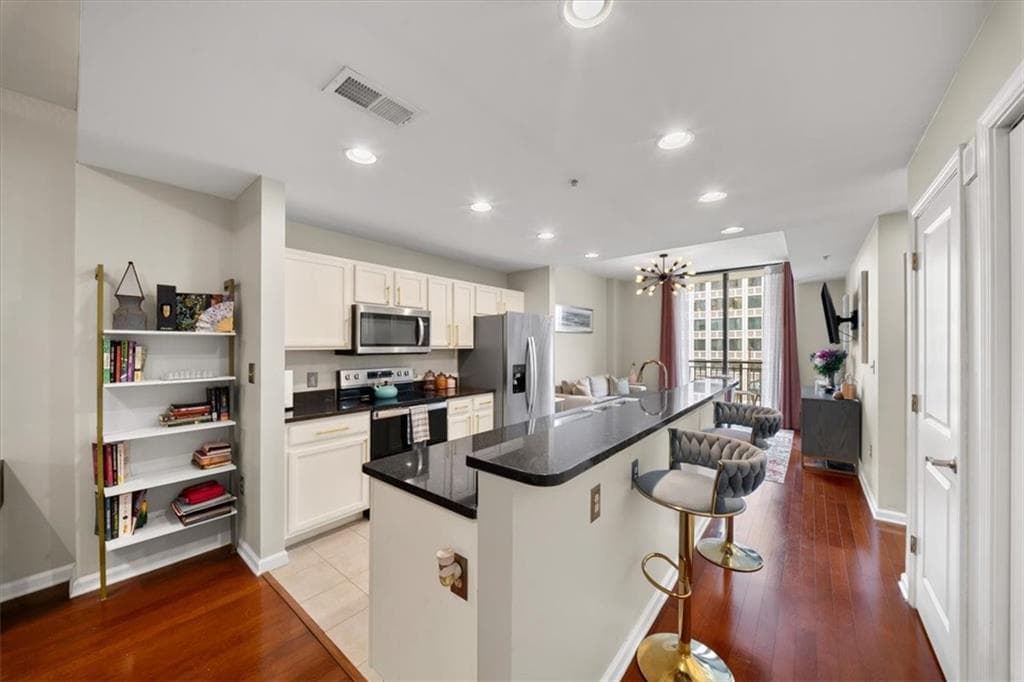 1 bedroom, 1 bathroom, 770 sq ft condominium for sale at 3040 Peachtree Road 702, Atlanta, GA 30305 — photo 8