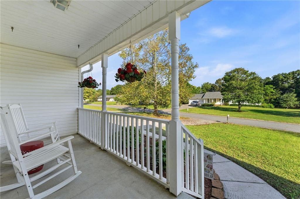3 bedroom, 2 bathroom, 1,609 sq ft single family residence under contract at 28 Valley Creek Drive, Cartersville, GA 30120 — photo 8