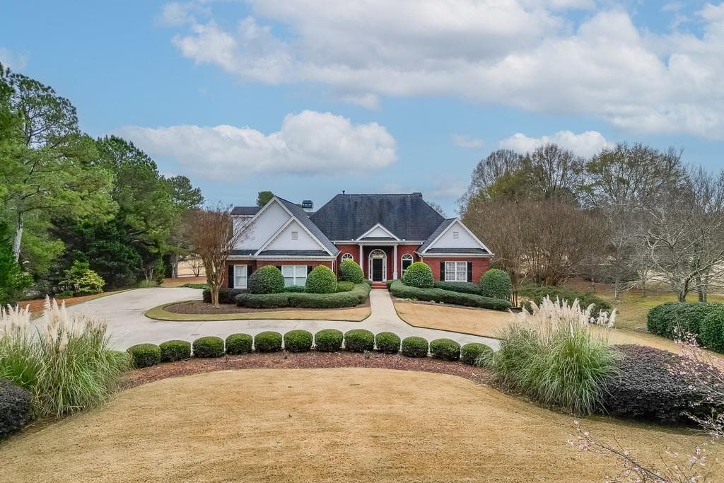 5 bedroom, 6 bathroom, 5,109 sq ft single family residence for sale at 5685 Golf Club Drive, Braselton, GA 30517 — photo 2
