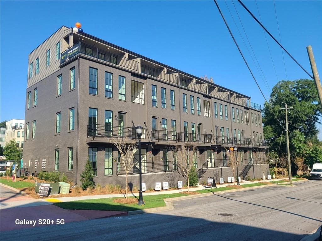 2 bedroom, 2 bathroom, 1,025 sq ft condominium for sale at 1283 Felix Court NW 5, Atlanta, GA 30318