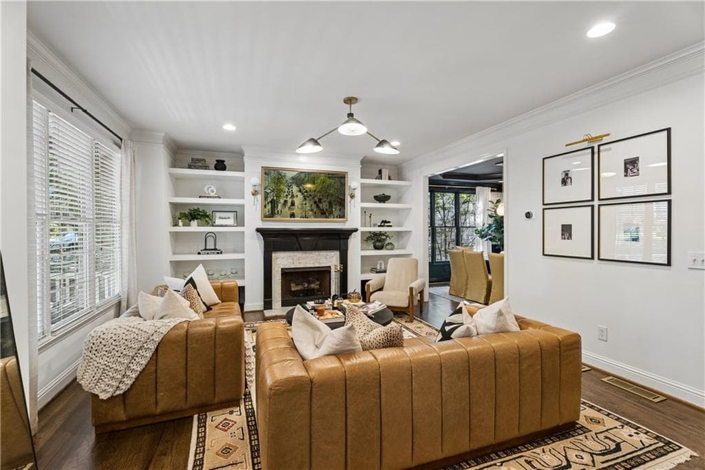 3 bedroom, 3 bathroom, 2,106 sq ft single family residence under contract at 1572 Gilstrap Lane, Atlanta, GA 30318 — photo 5