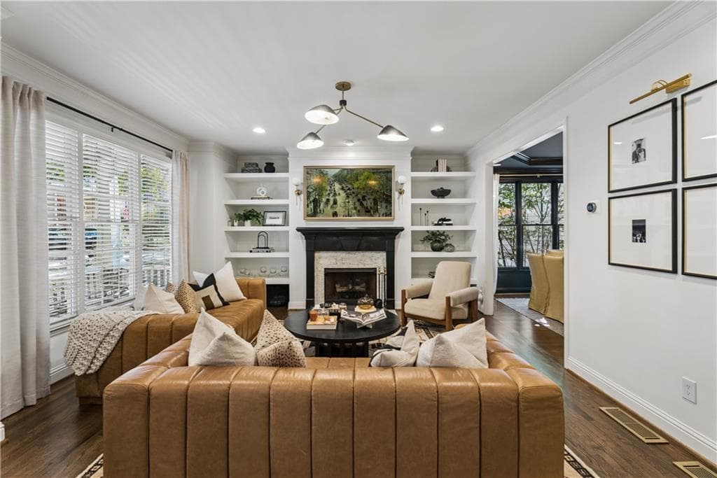 3 bedroom, 3 bathroom, 2,106 sq ft single family residence under contract at 1572 Gilstrap Lane, Atlanta, GA 30318 — photo 6
