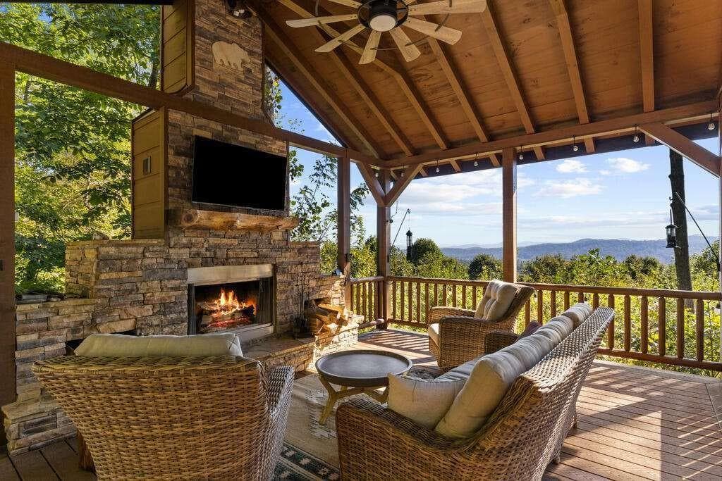 4 bedroom, 3 bathroom, 2,432 sq ft single family residence for sale at 929 Overlook Road, Blue Ridge, GA 30513 — photo 2