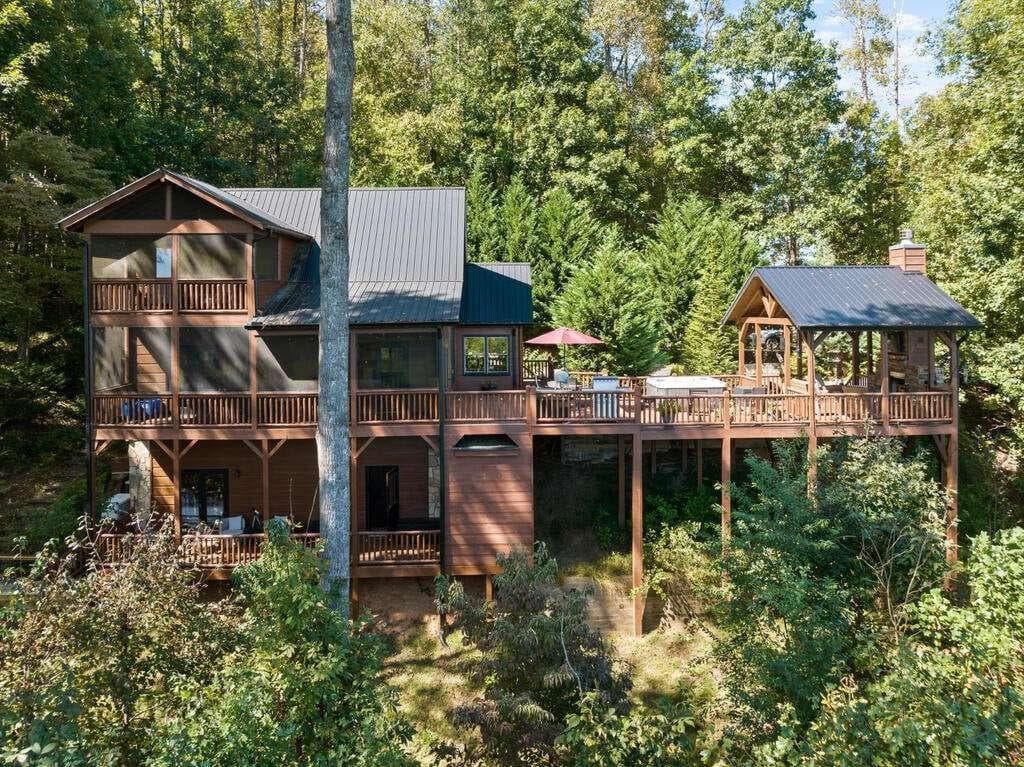 4 bedroom, 3 bathroom, 2,432 sq ft single family residence for sale at 929 Overlook Road, Blue Ridge, GA 30513 — photo 4