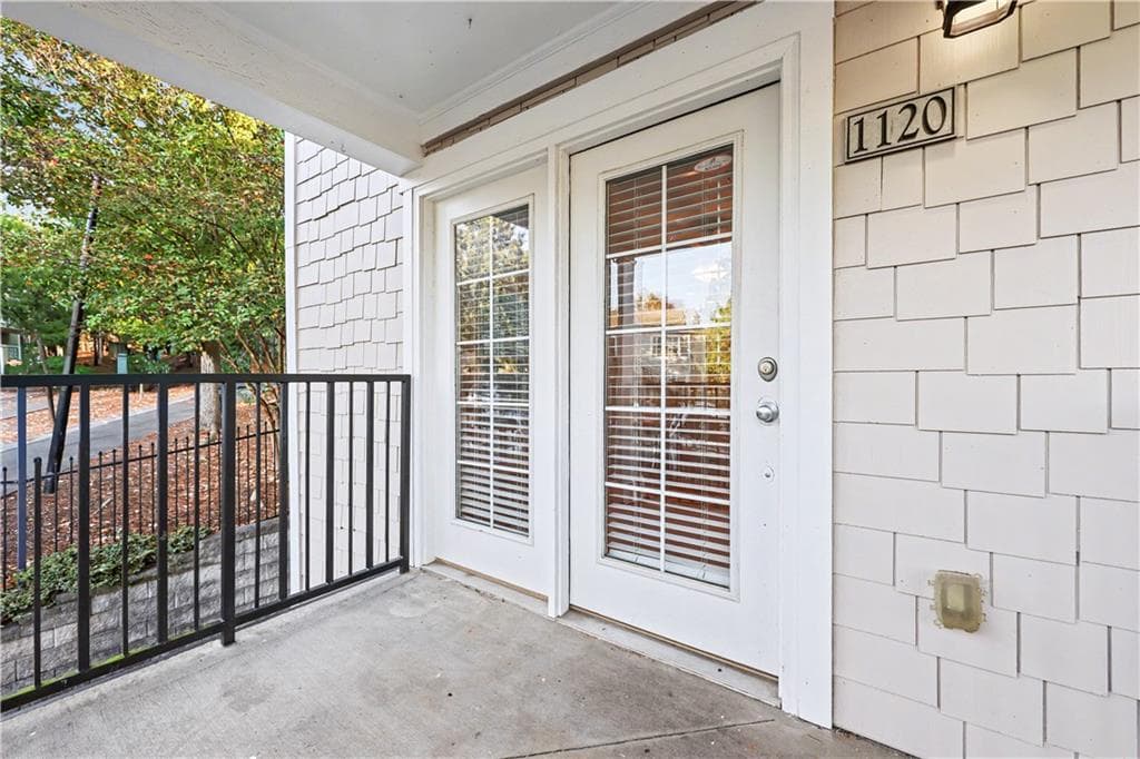 3 bedroom, 3 bathroom, 1,406 sq ft condominium under contract at 1035 Barnett Shoals Road 1120, Athens, GA 30605 — photo 2