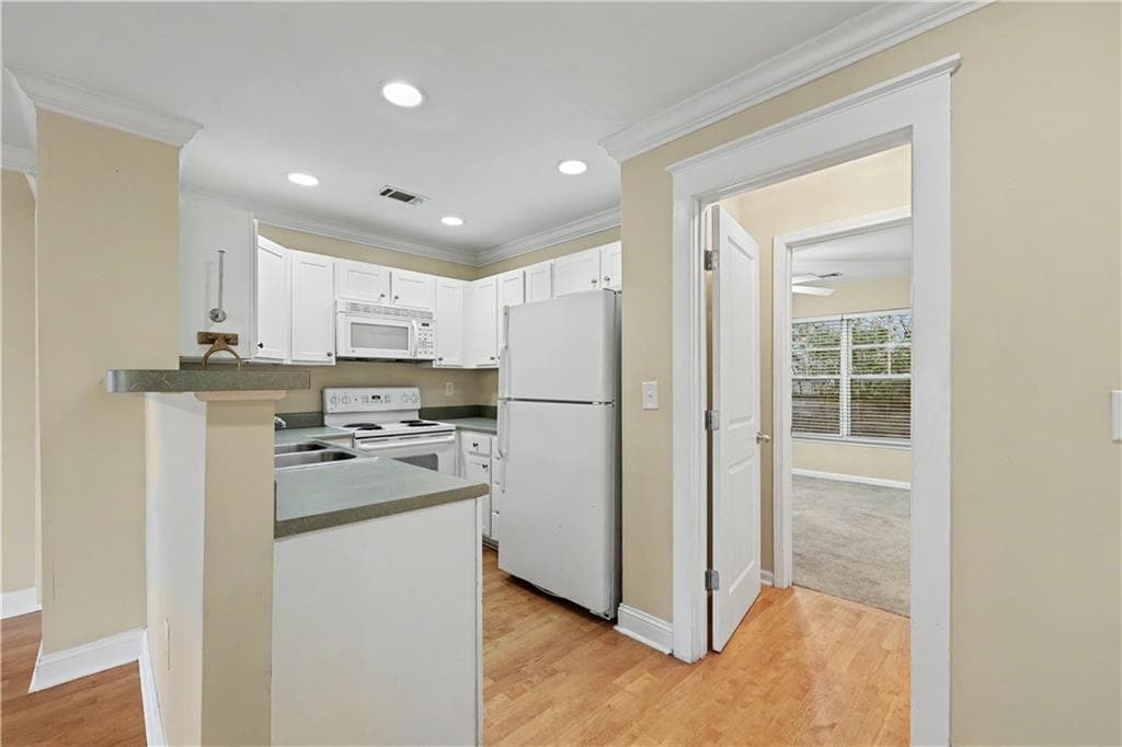 3 bedroom, 3 bathroom, 1,406 sq ft condominium under contract at 1035 Barnett Shoals Road 1120, Athens, GA 30605 — photo 8