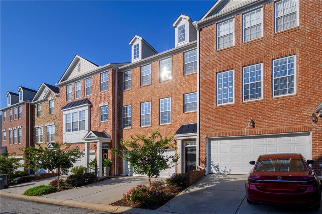 5 bedroom, 4 bathroom, 2,359 sq ft condominium for sale at 3669 chattahoochee Summit Dr, Atlanta, GA 30339 — photo 2