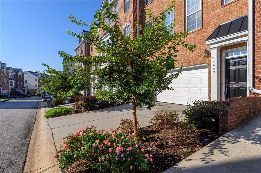 5 bedroom, 4 bathroom, 2,359 sq ft condominium for sale at 3669 chattahoochee Summit Dr, Atlanta, GA 30339 — photo 5