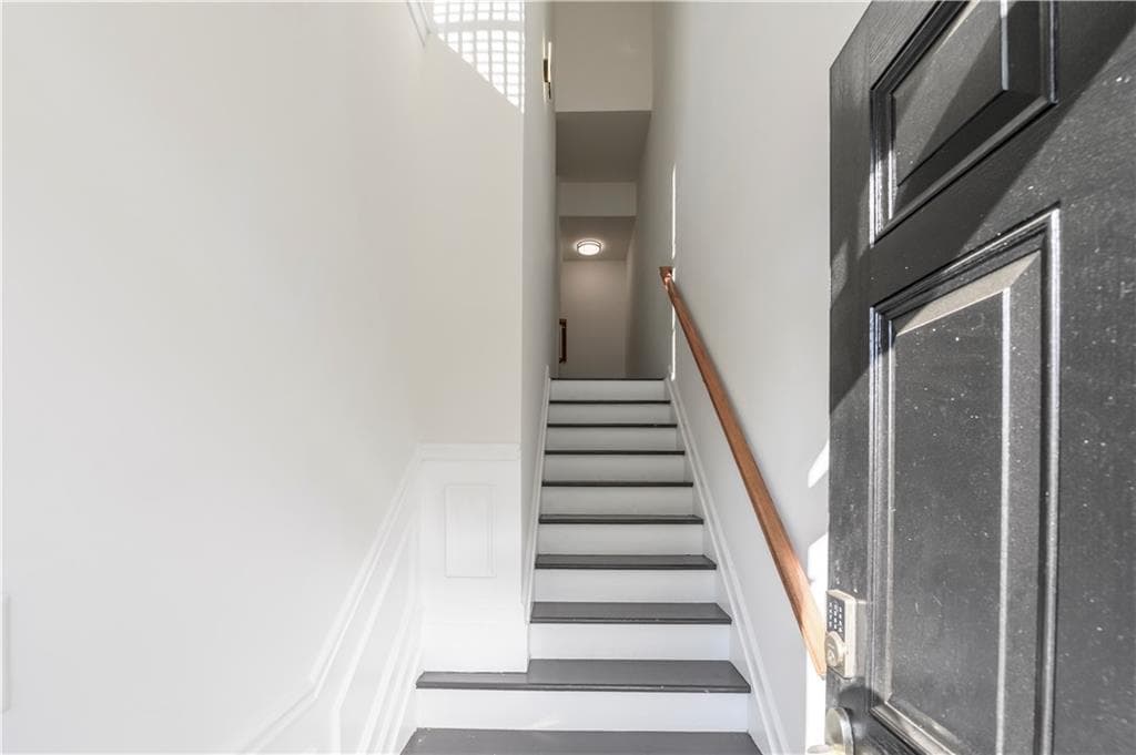 5 bedroom, 4 bathroom, 2,359 sq ft condominium for sale at 3669 chattahoochee Summit Dr, Atlanta, GA 30339 — photo 6