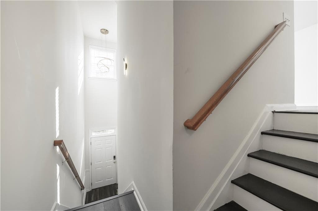 5 bedroom, 4 bathroom, 2,359 sq ft condominium for sale at 3669 chattahoochee Summit Dr, Atlanta, GA 30339 — photo 7