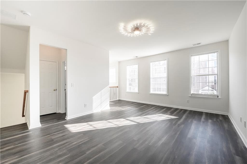 5 bedroom, 4 bathroom, 2,359 sq ft condominium for sale at 3669 chattahoochee Summit Dr, Atlanta, GA 30339 — photo 9