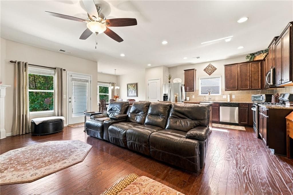 4 bedroom, 3 bathroom, 1,999 sq ft single family residence under contract at 402 Cherubs Smile, Canton, GA 30114 — photo 5