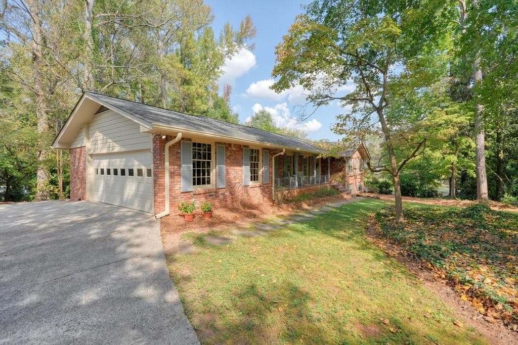 4 bedroom, 3 bathroom, 2,545 sq ft single family residence for sale at 2607 Club Valley Drive, Marietta, GA 30068 — photo 3