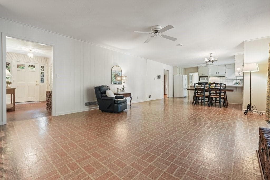 4 bedroom, 3 bathroom, 2,545 sq ft single family residence for sale at 2607 Club Valley Drive, Marietta, GA 30068 — photo 7